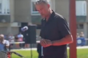 恩里克出席活动谈父母时落泪：他们永远是我人生的榜样