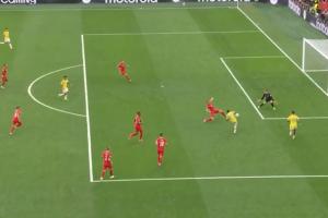 错失绝杀机会！扎卡后场送礼，坎帕斯面对门将一脚踢飞！