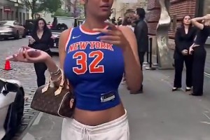 哇塞！一丰满尼克斯女球迷身穿唐斯球衣，真是太吸引眼球了